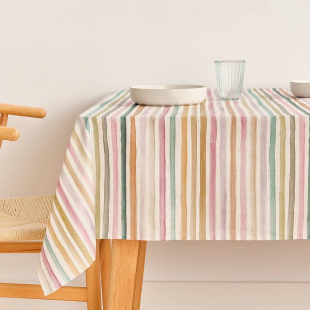 Naiara 4-100 Stain-Resistant Resin Tablecloth