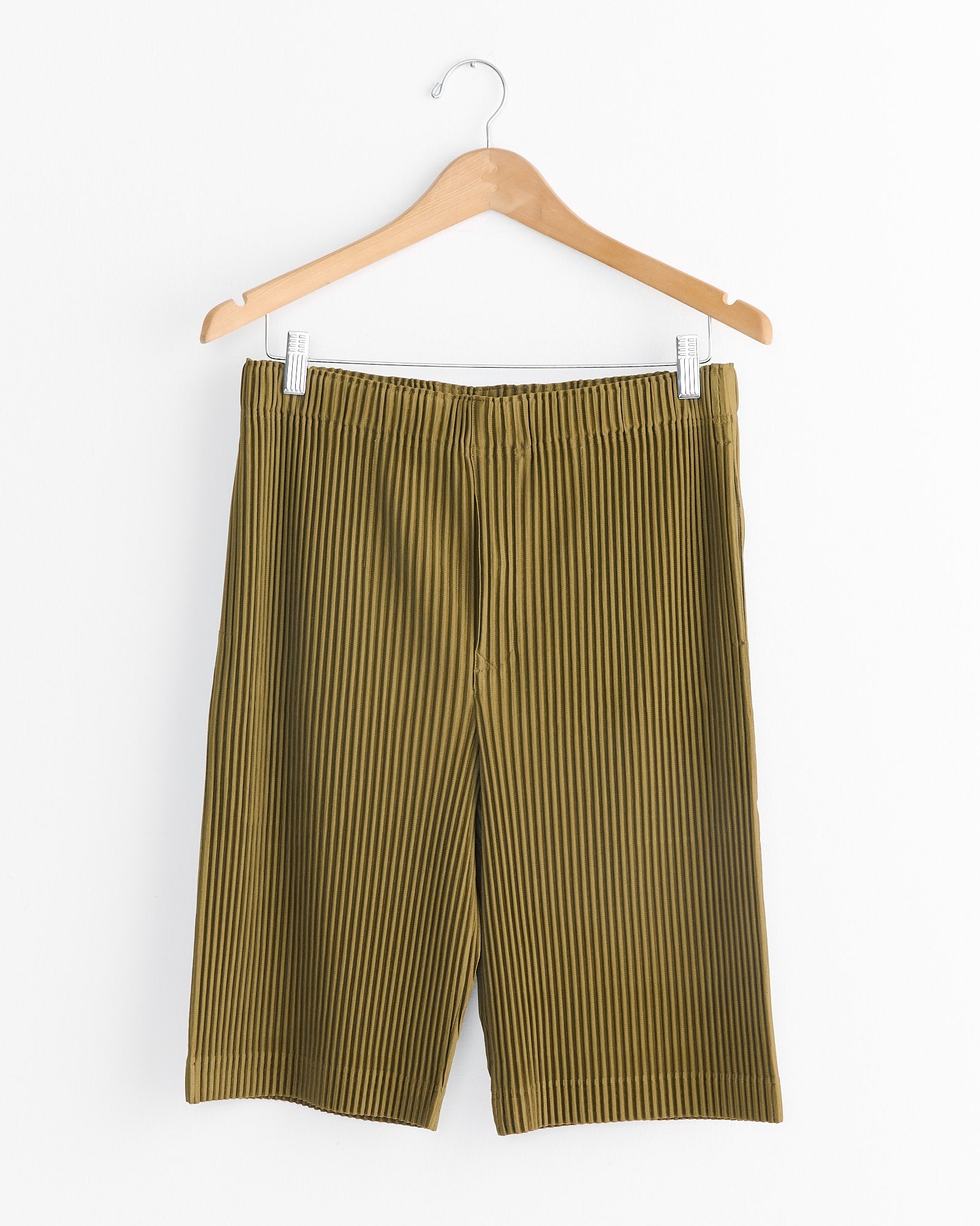 Color Pleats Short in Olive Khaki