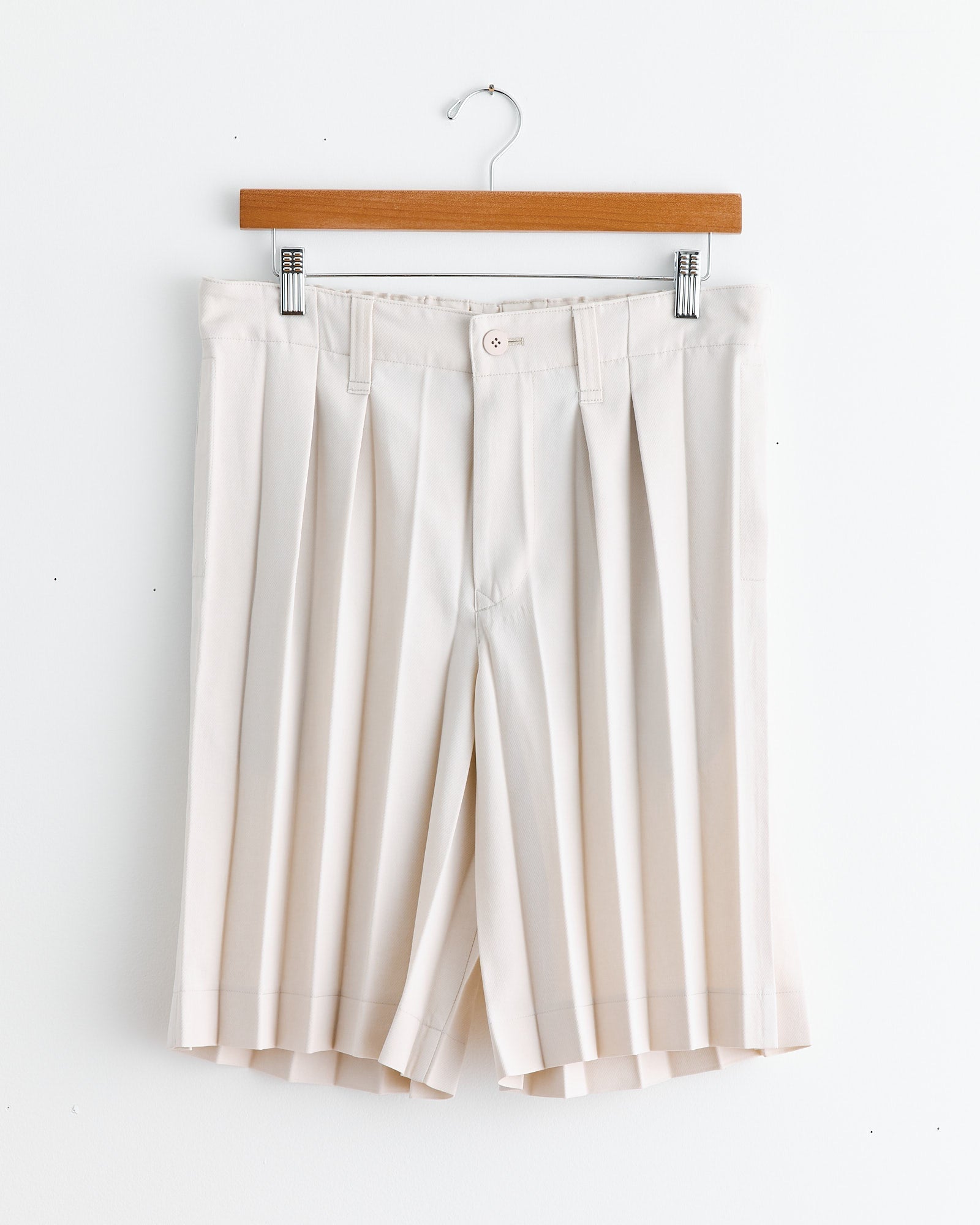 Edge Ensemble Short in Beige