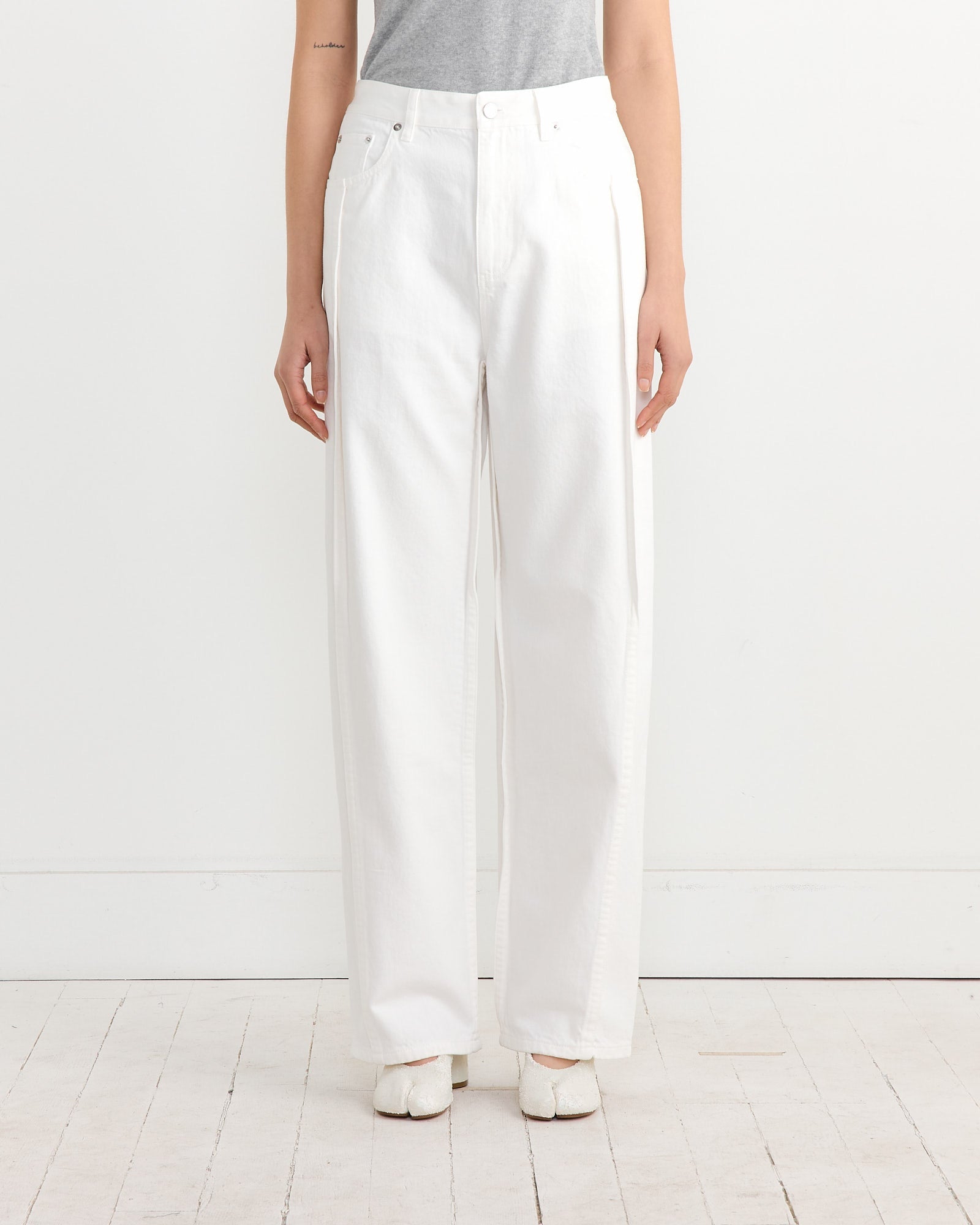 Spring Tuck Jean in White