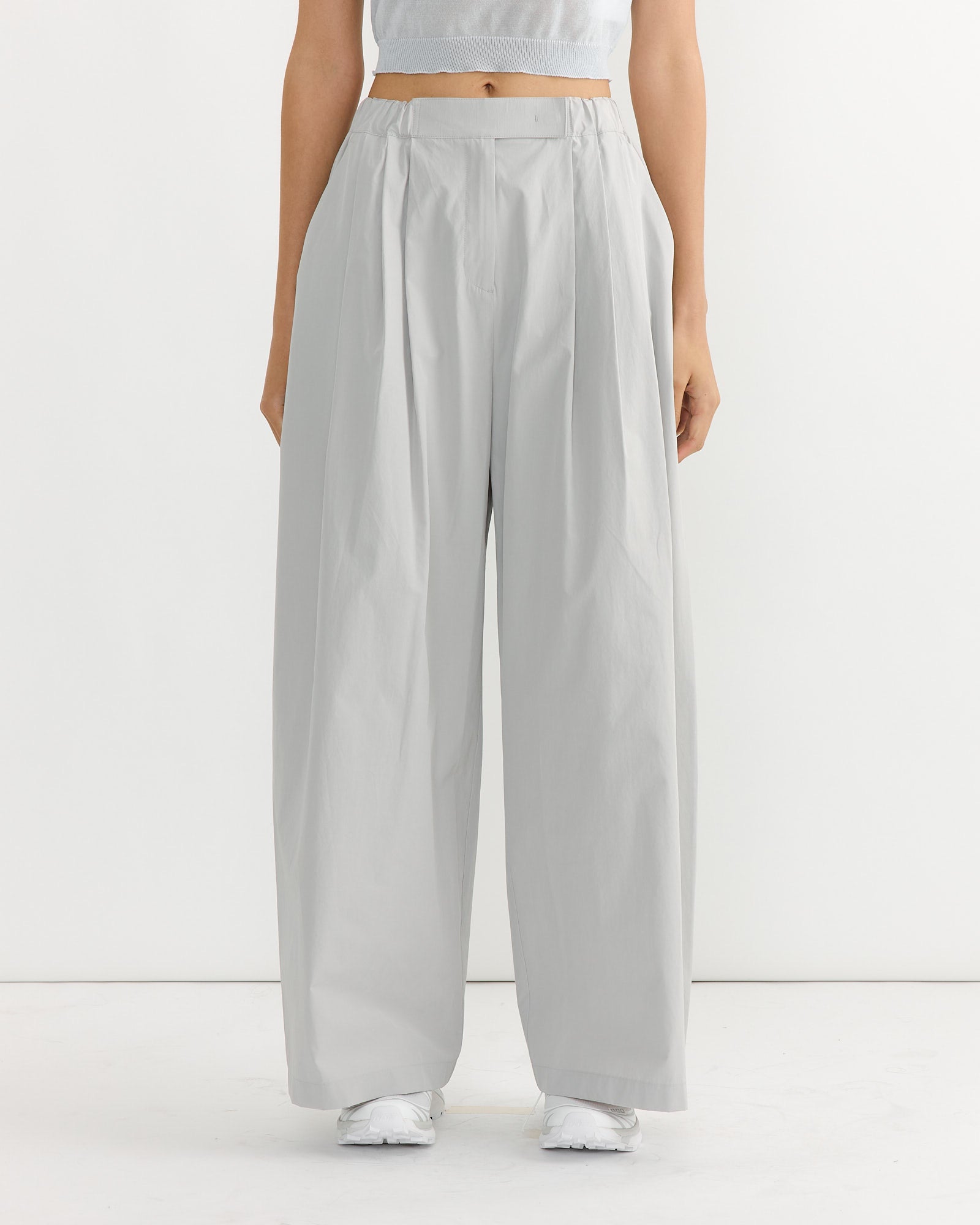 Three Tuck Banding Pant in Grey