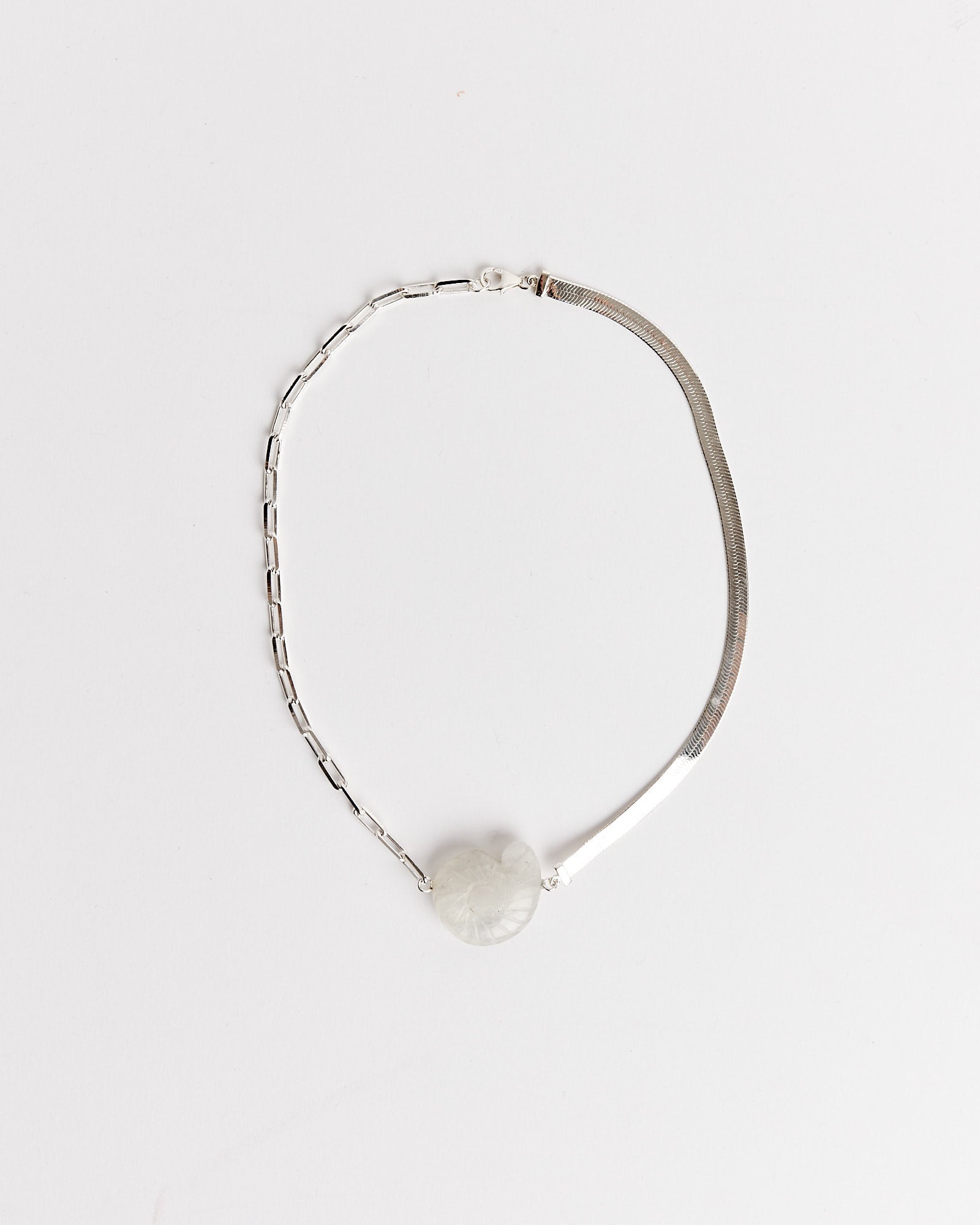 Crystal Shell Choker in Silver/Rainbow Moonstone