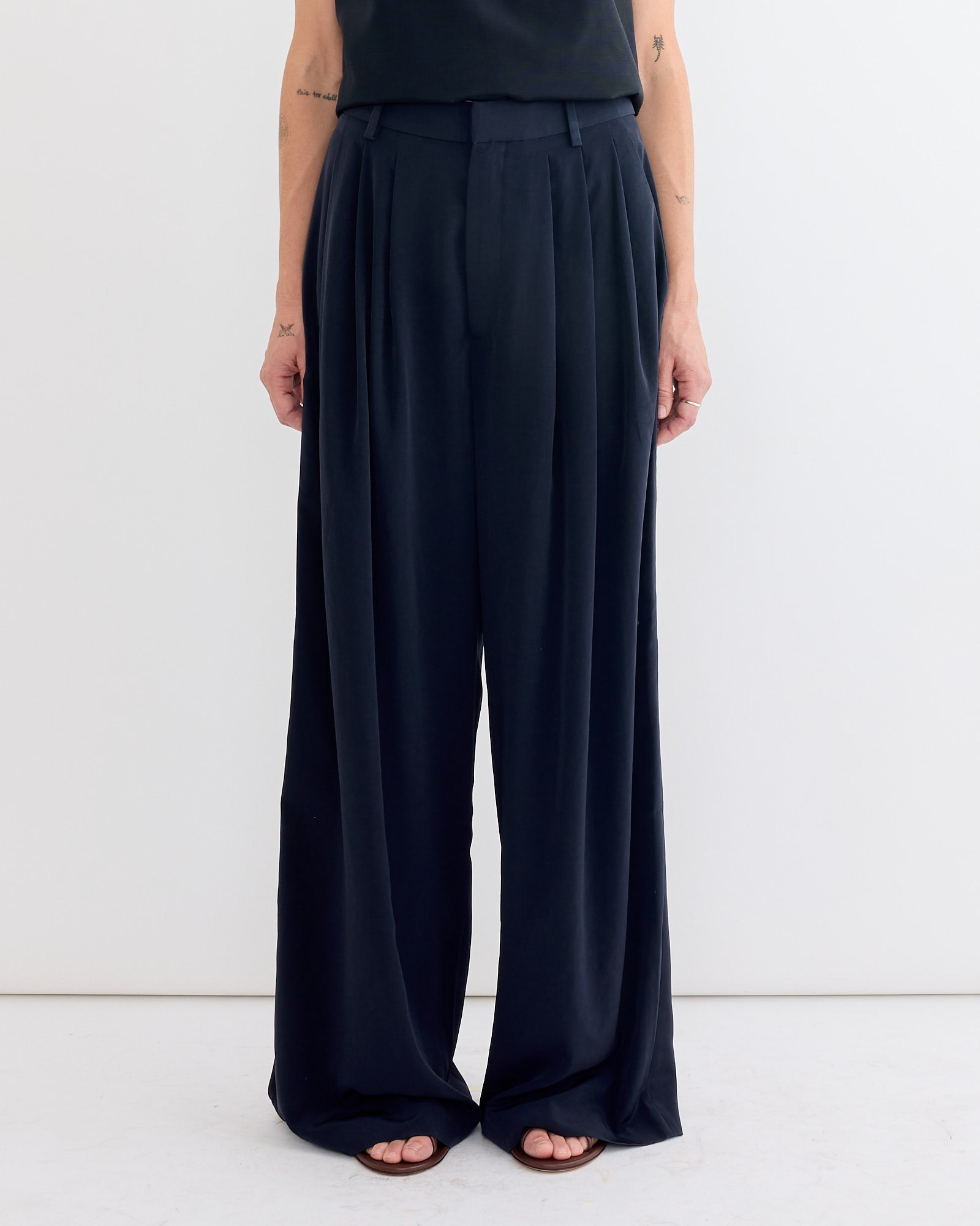 Relaxed Suiting Triple Pleat Pant in Navy