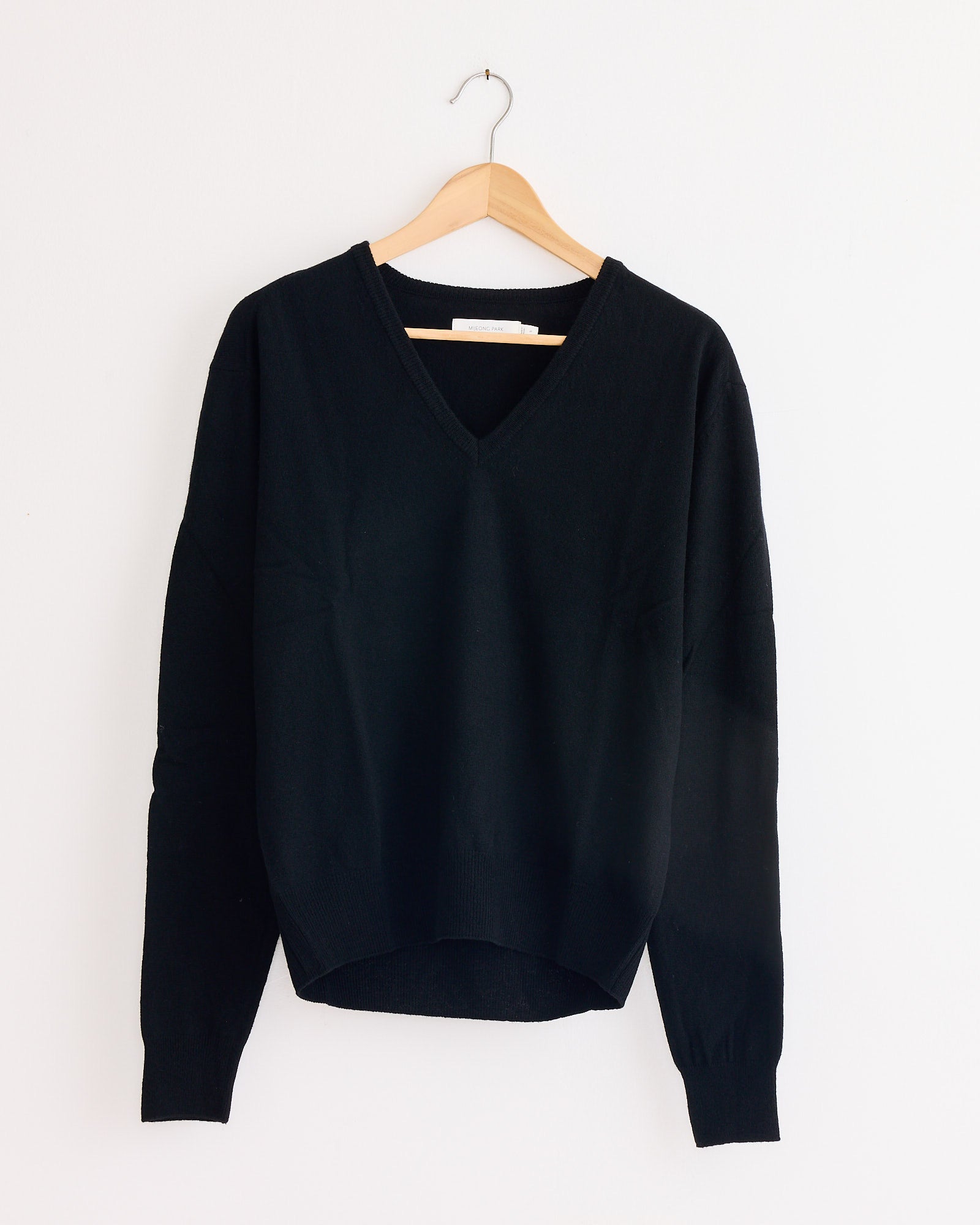 Cashmere Blend V-Neck Knit in Black