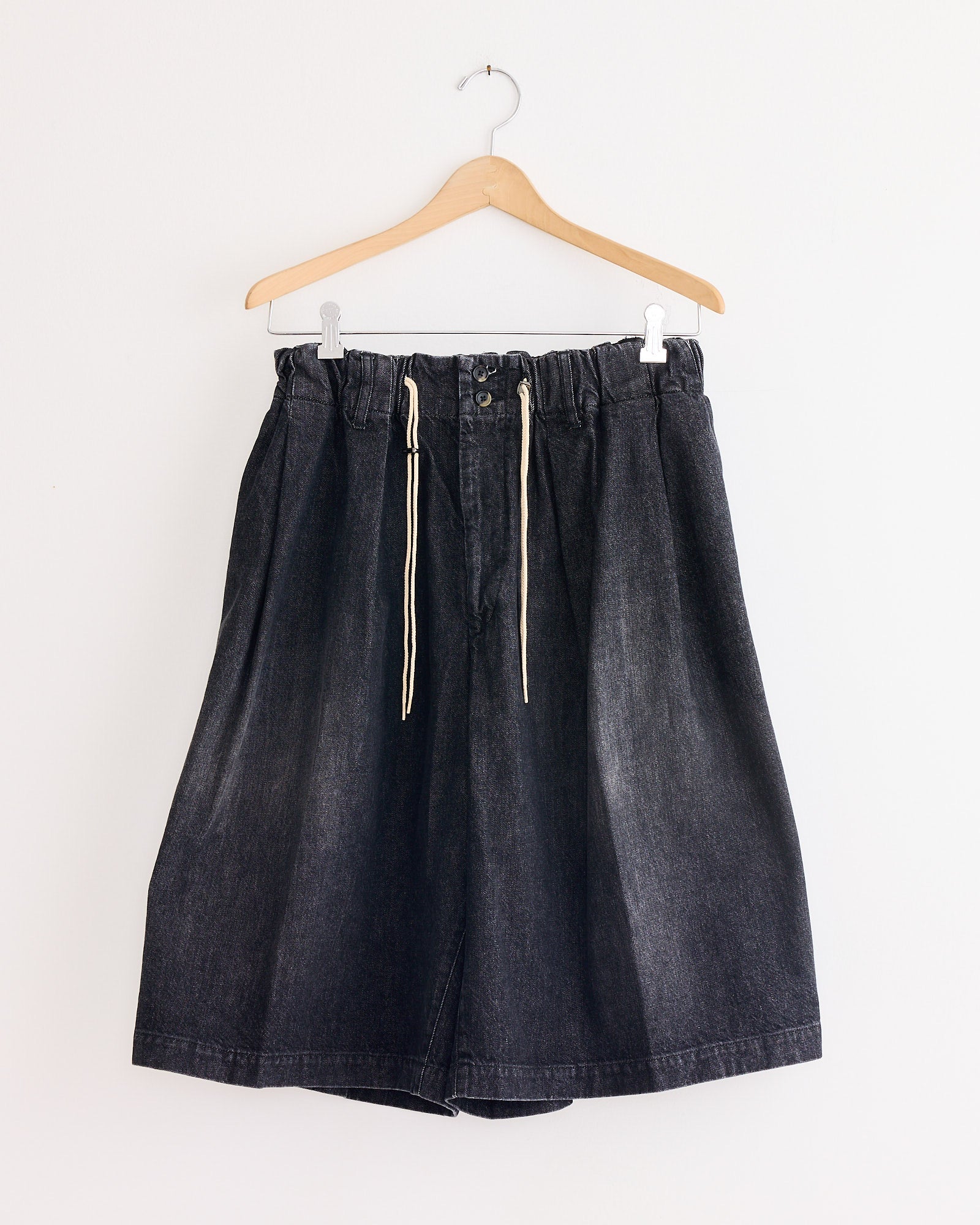 Circular Short Pant Black in Denim Damaged