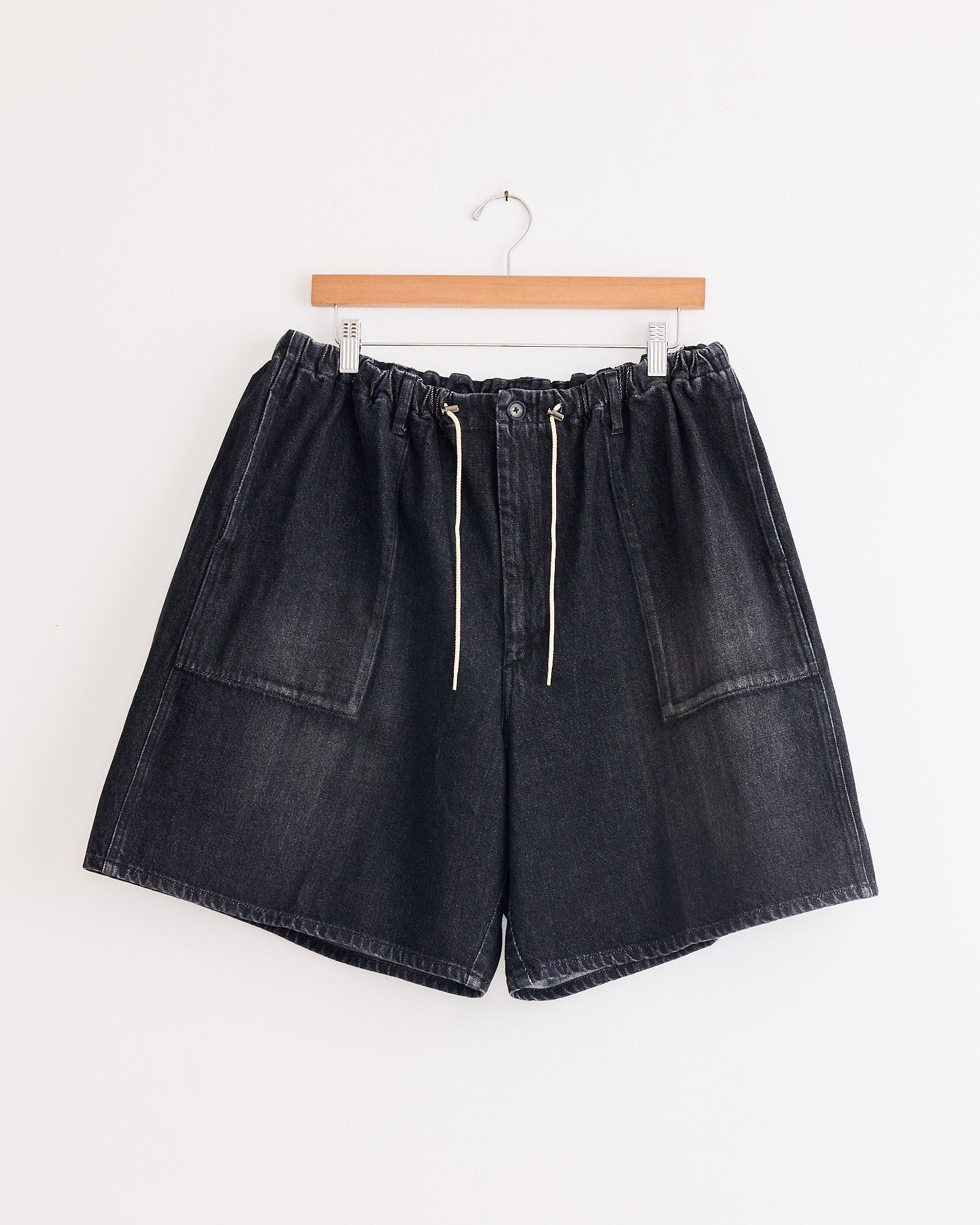 Circular Fatigue Short Black in Denim Damaged