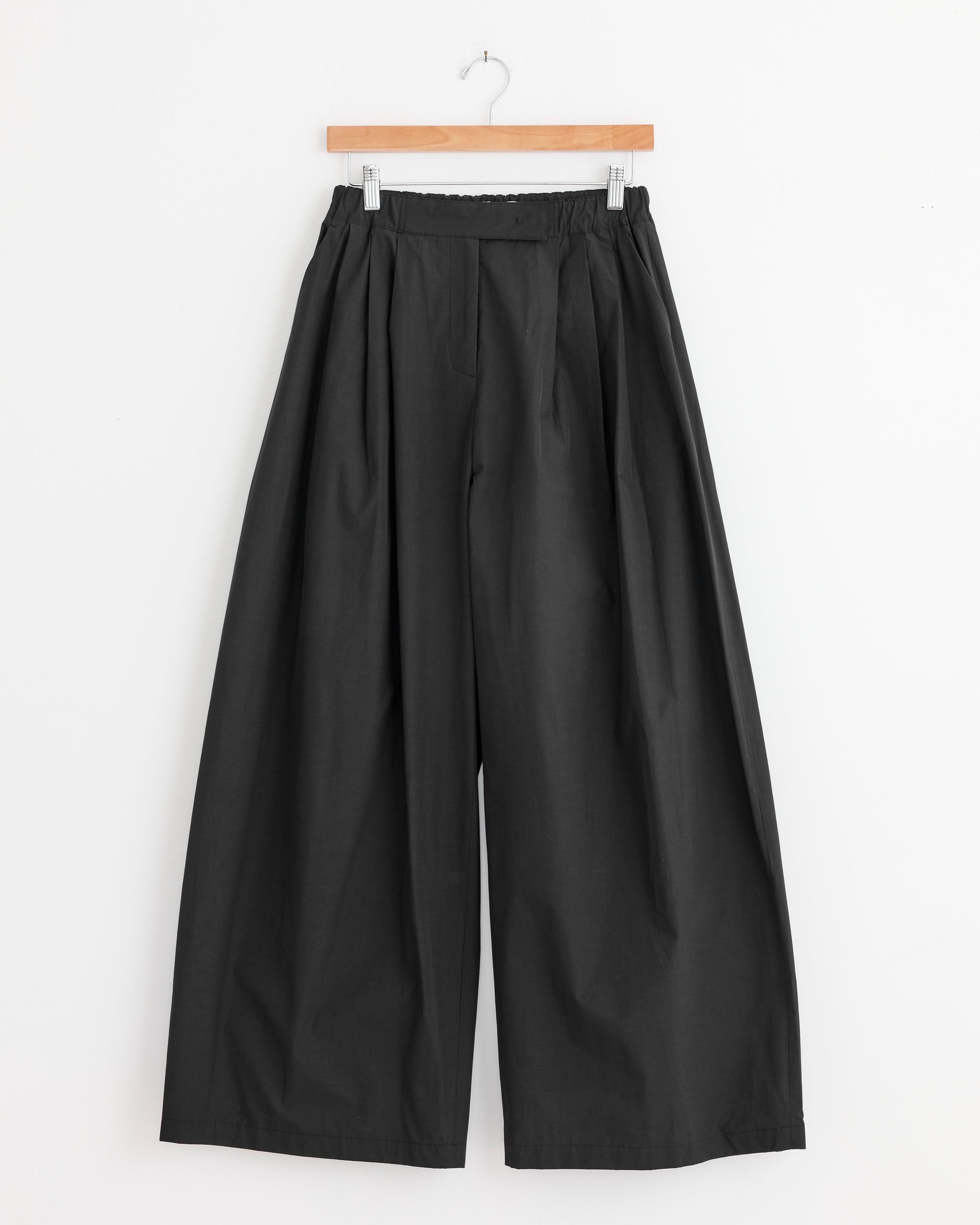 Three Tuck Banding Pant in Black