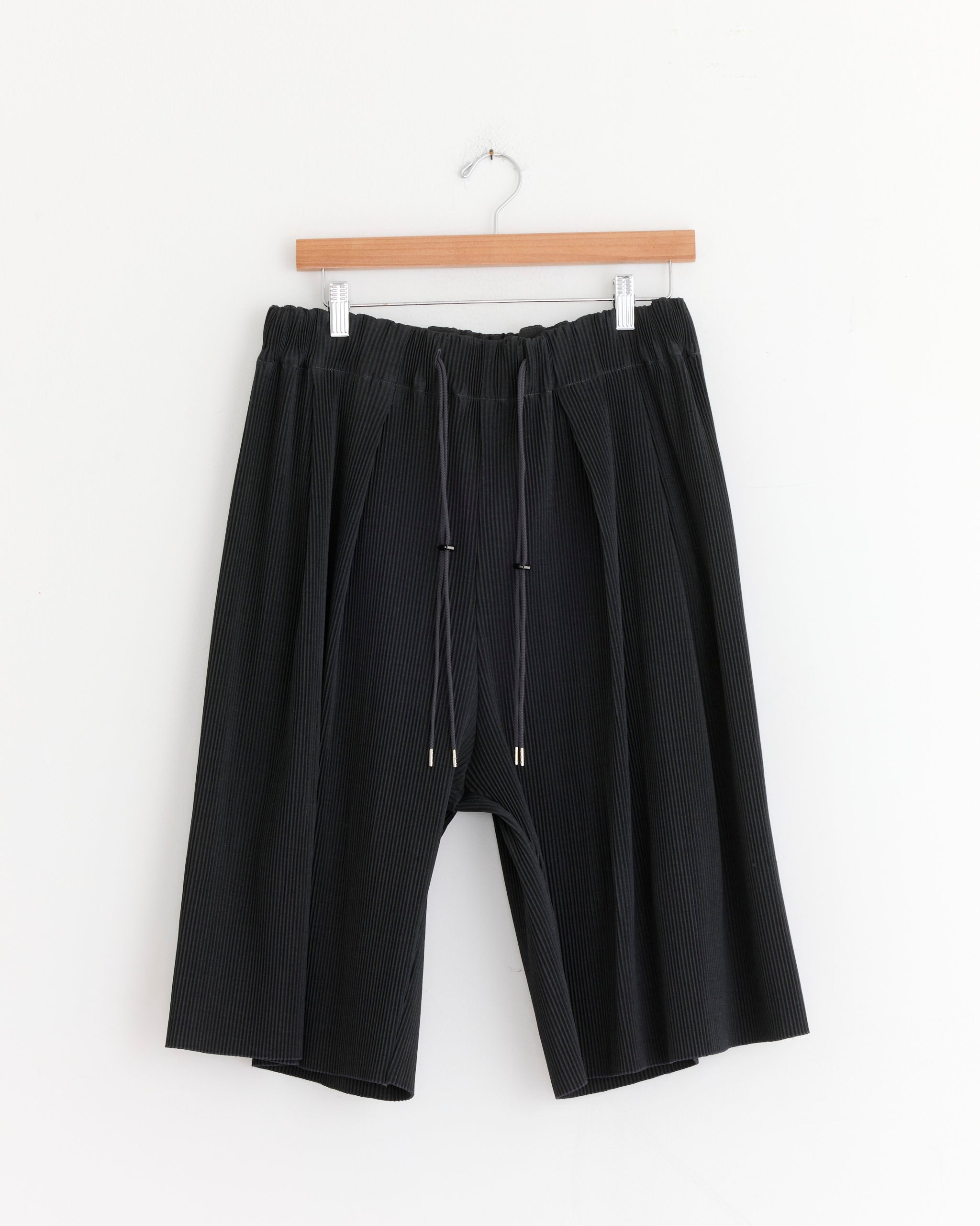 Pleats Circular Short Pant
