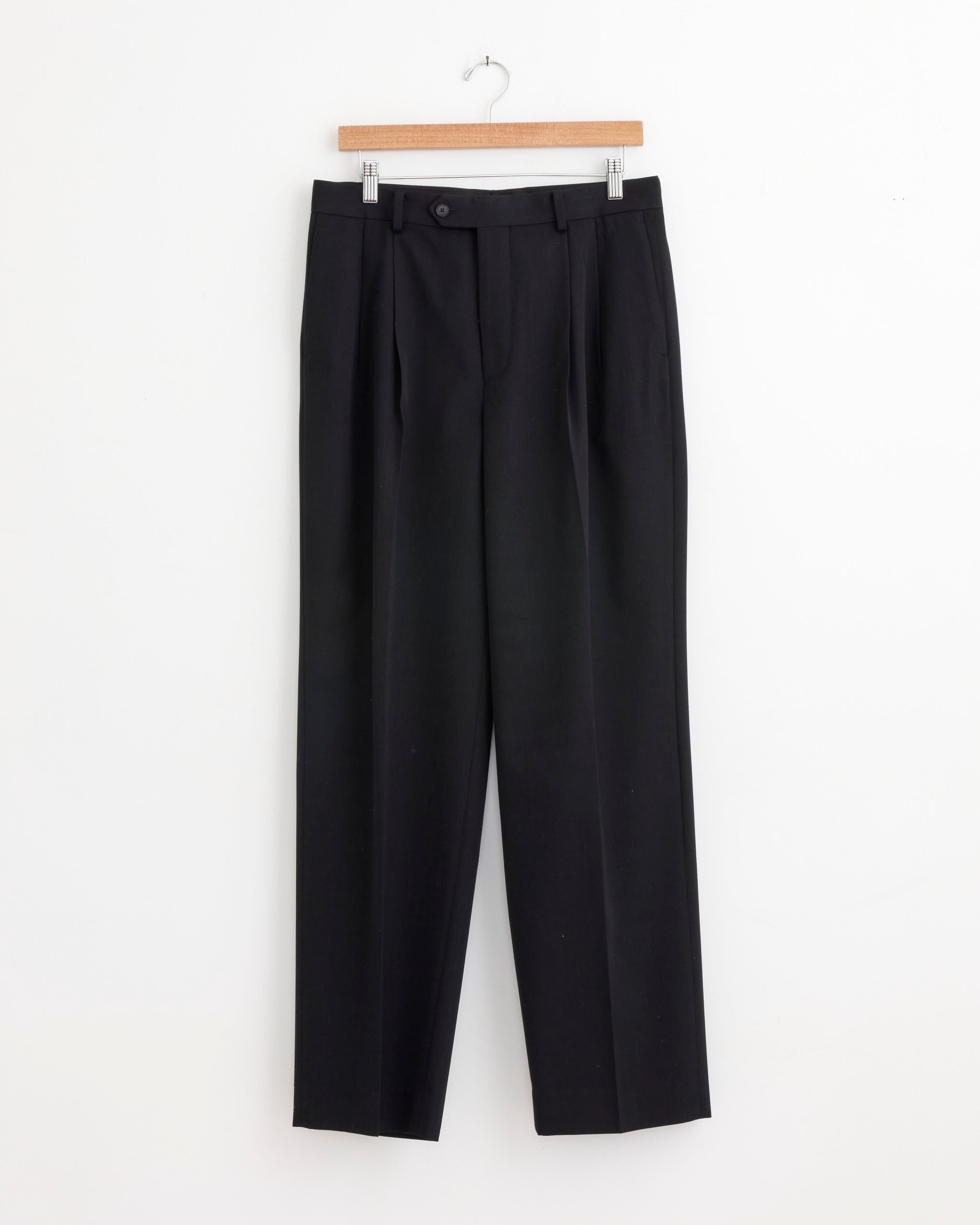 Light Wool Max Gabardine Two Tuck Slack in Top Black