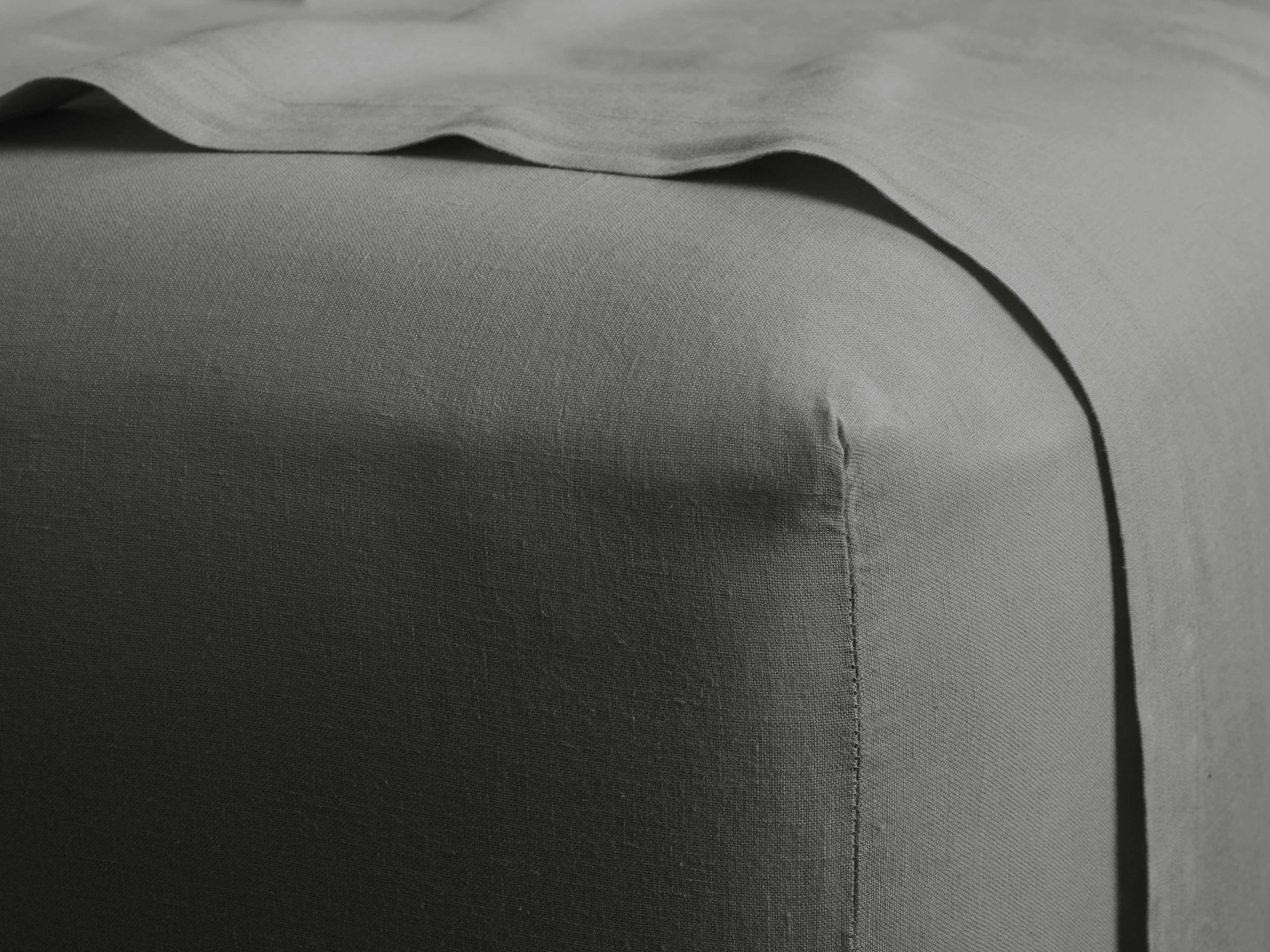 Italian Garment-Dyed Linen Fitted Queen Sheet in Charcoal
