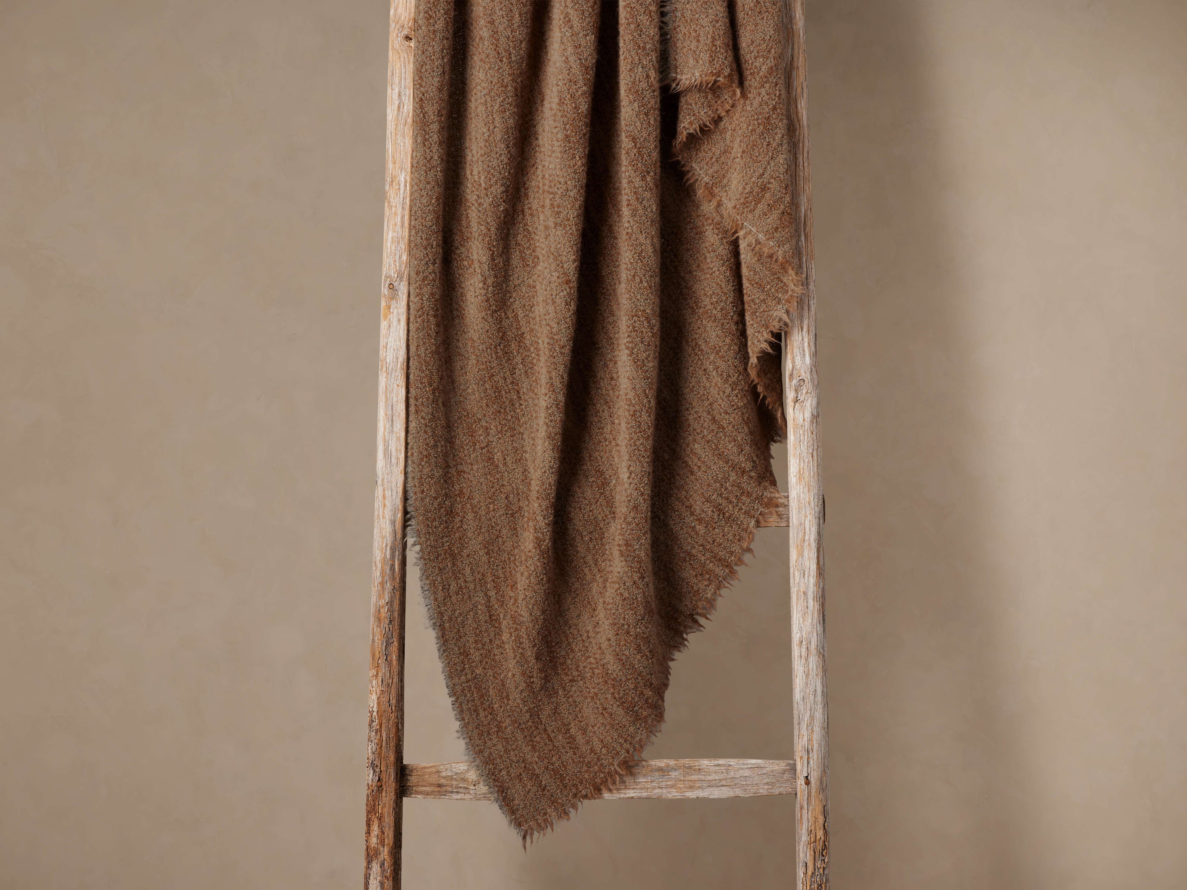 Nieve Throw