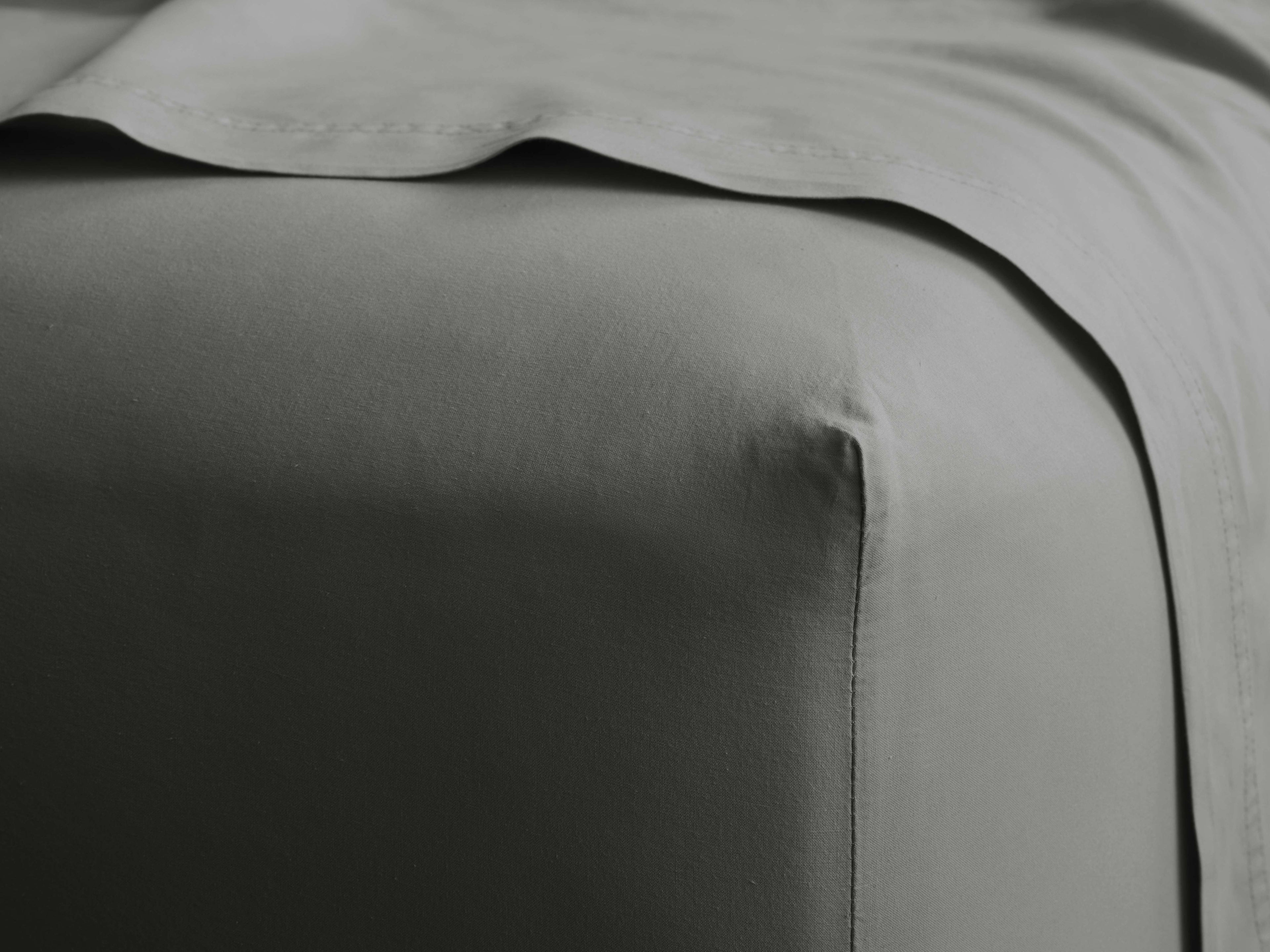 Italian Garment-Dyed Percale King Fitted Sheet in Charcoal