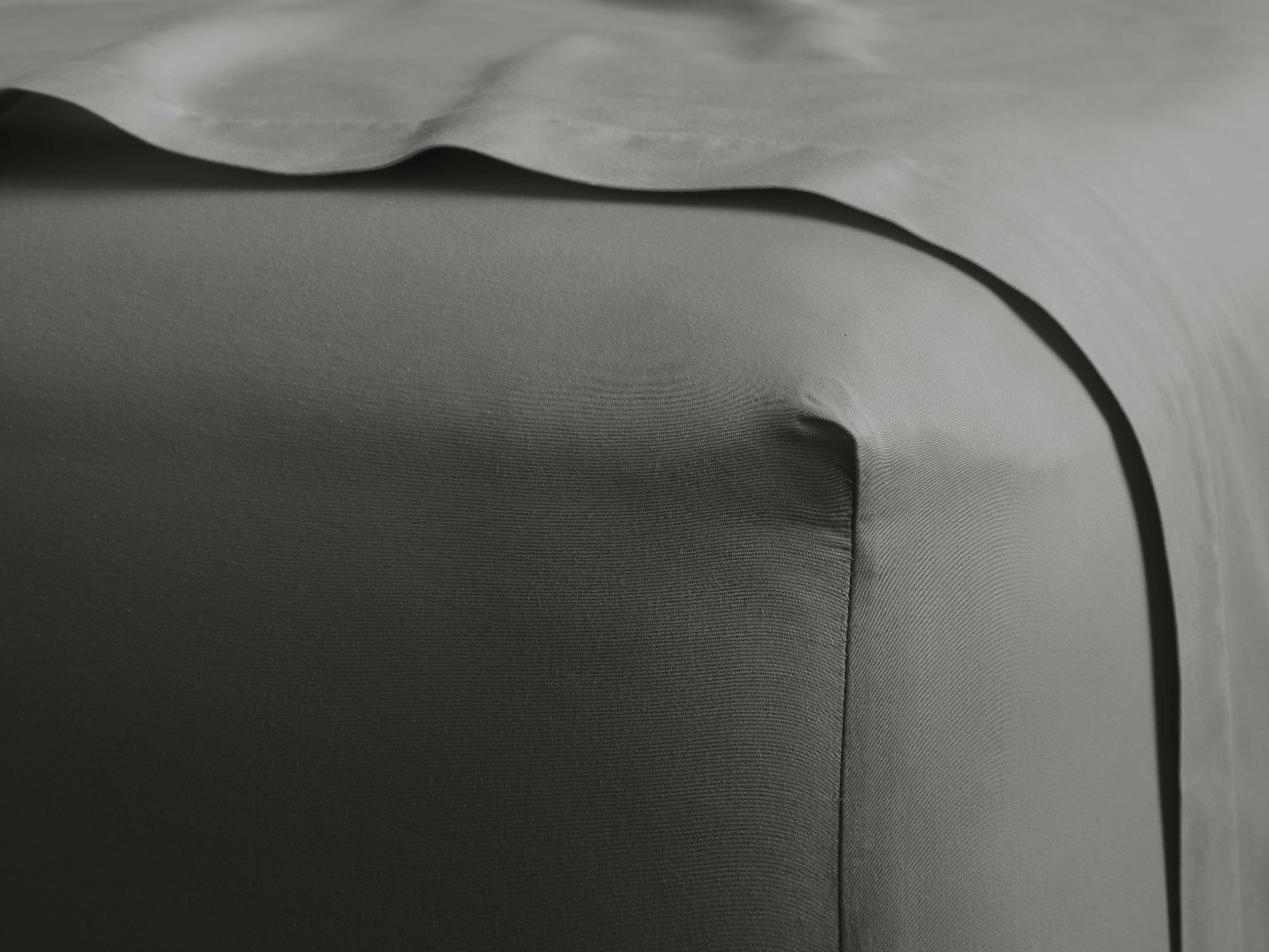 Italian Garment-Dyed Sateen Fitted Sheet in Charcoal