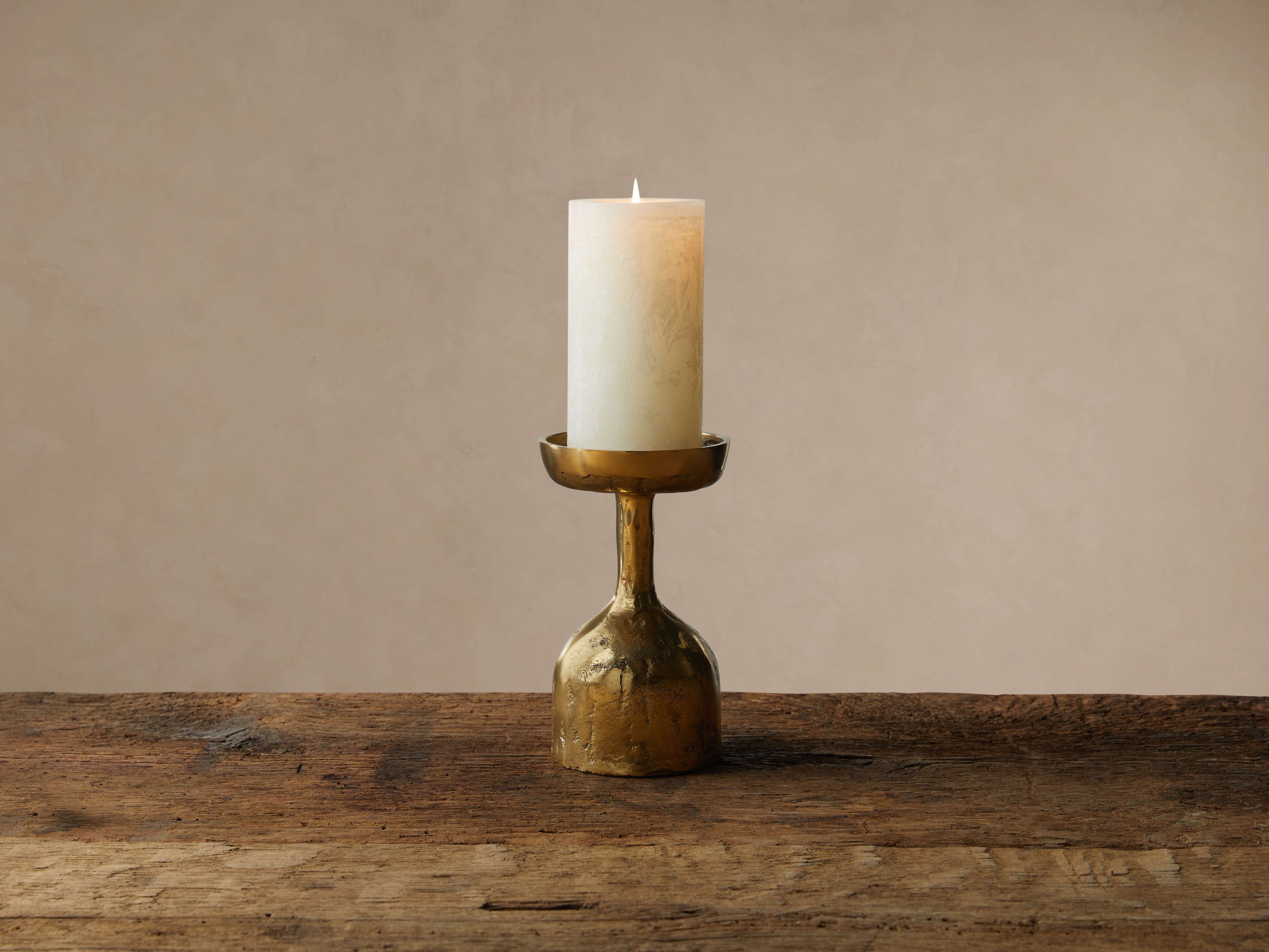 Thira Pillar Holder