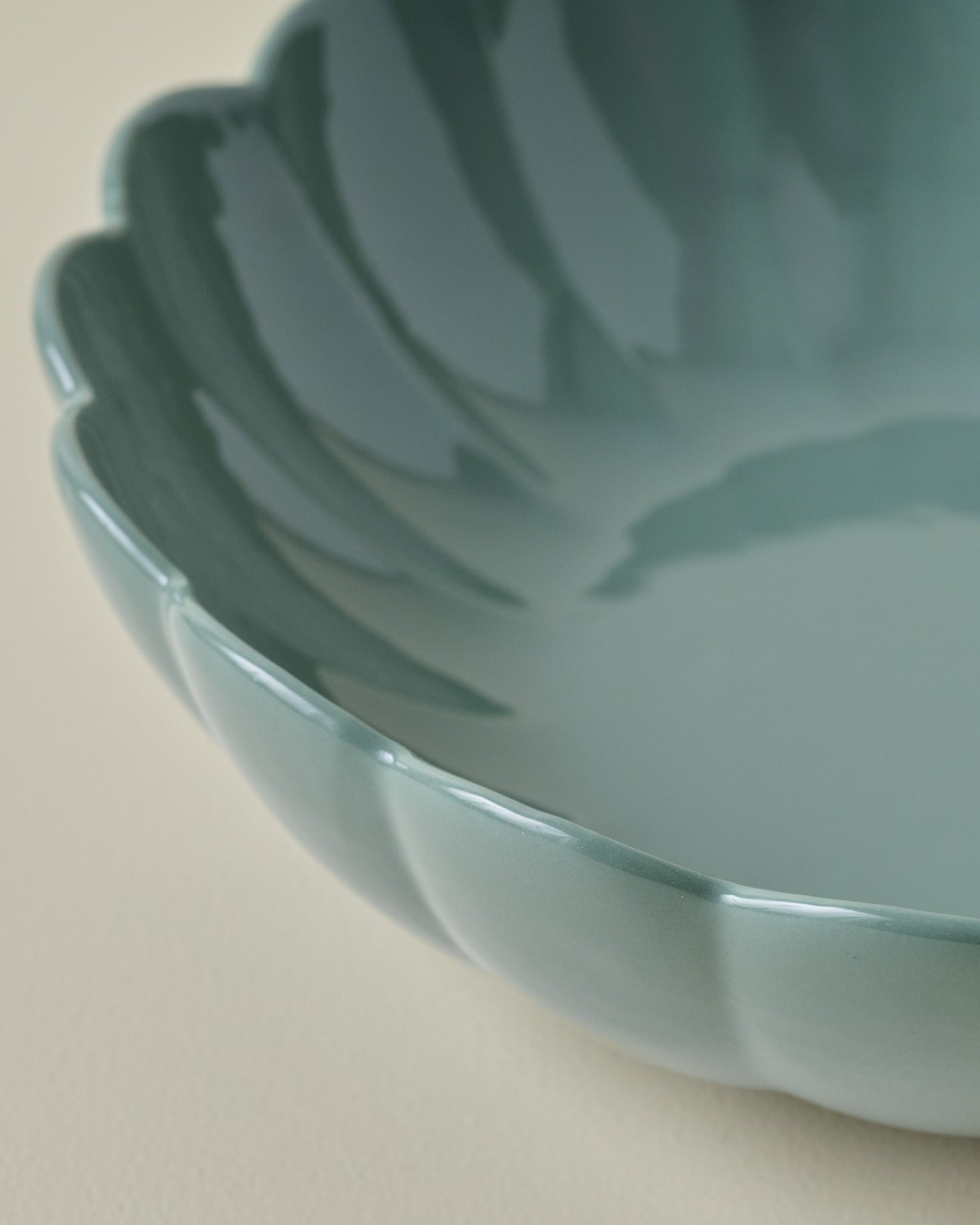 Seagrass Scalloped Serving Bowl