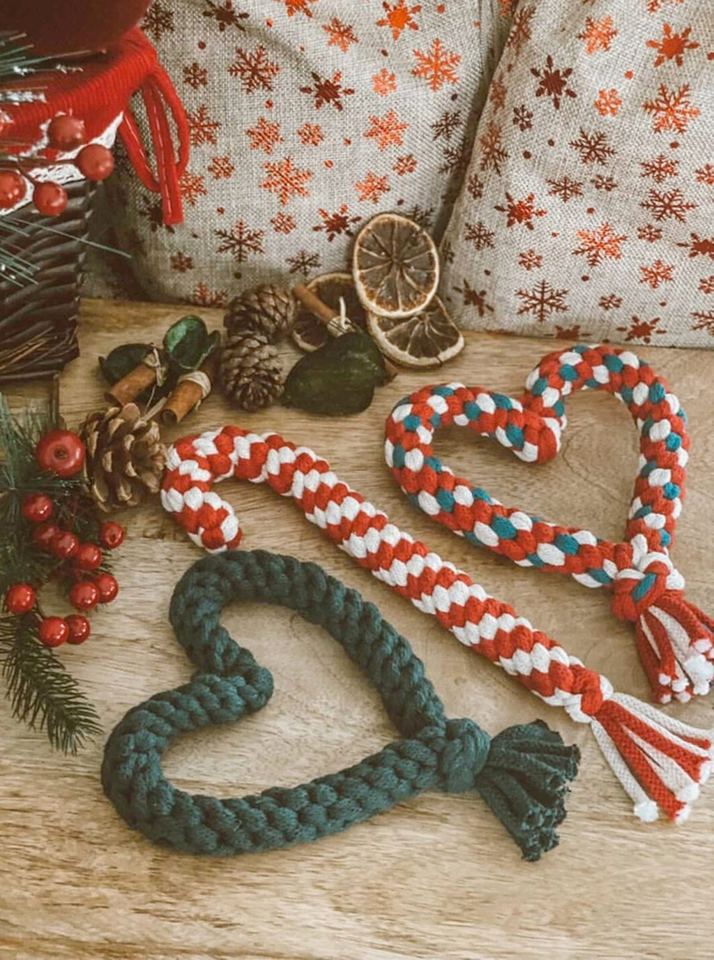 HOLIDAY HEART ROPE TOY by Muttsie UK