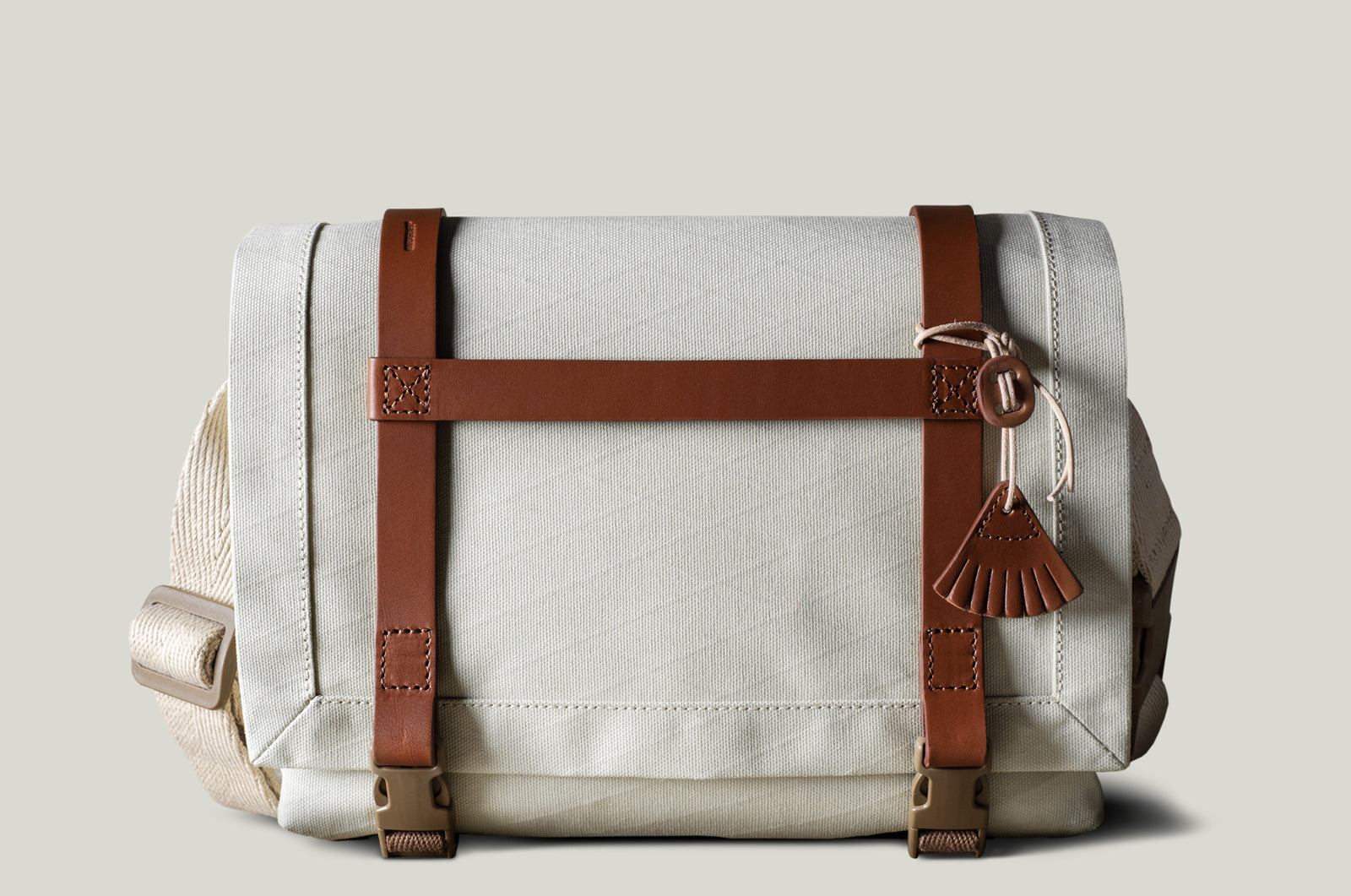 H Small Messenger Bag . Classic Natural