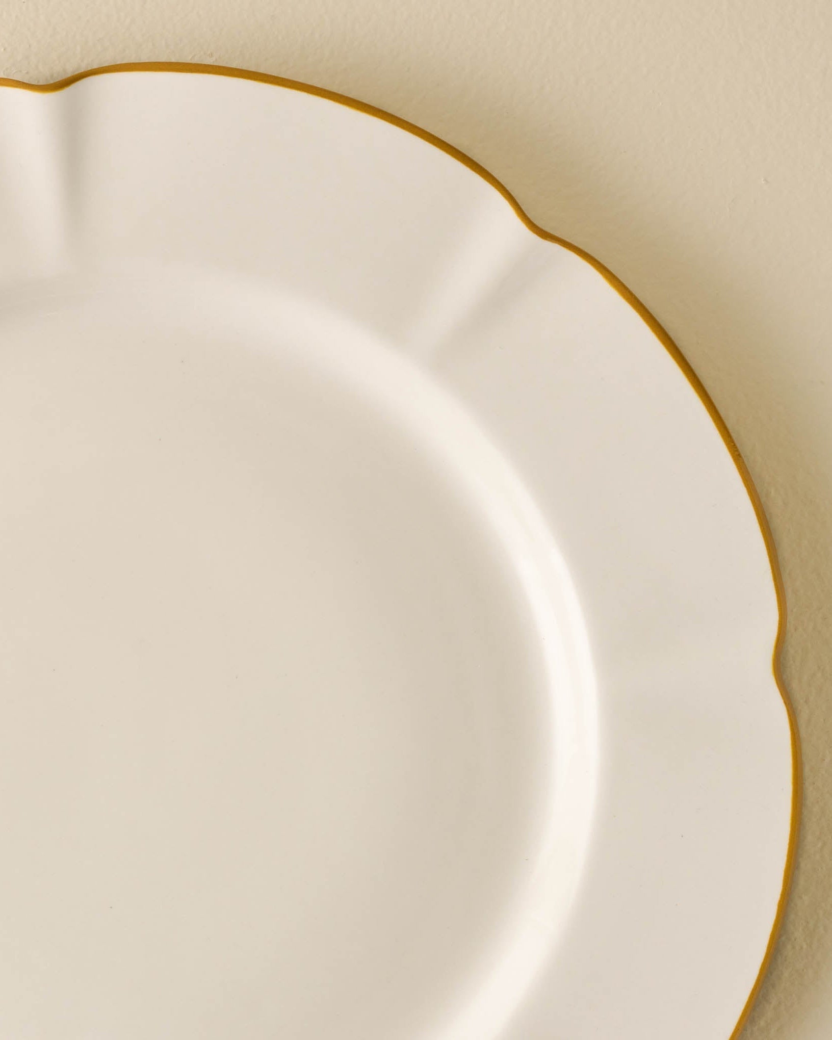 Luna Scalloped Plate