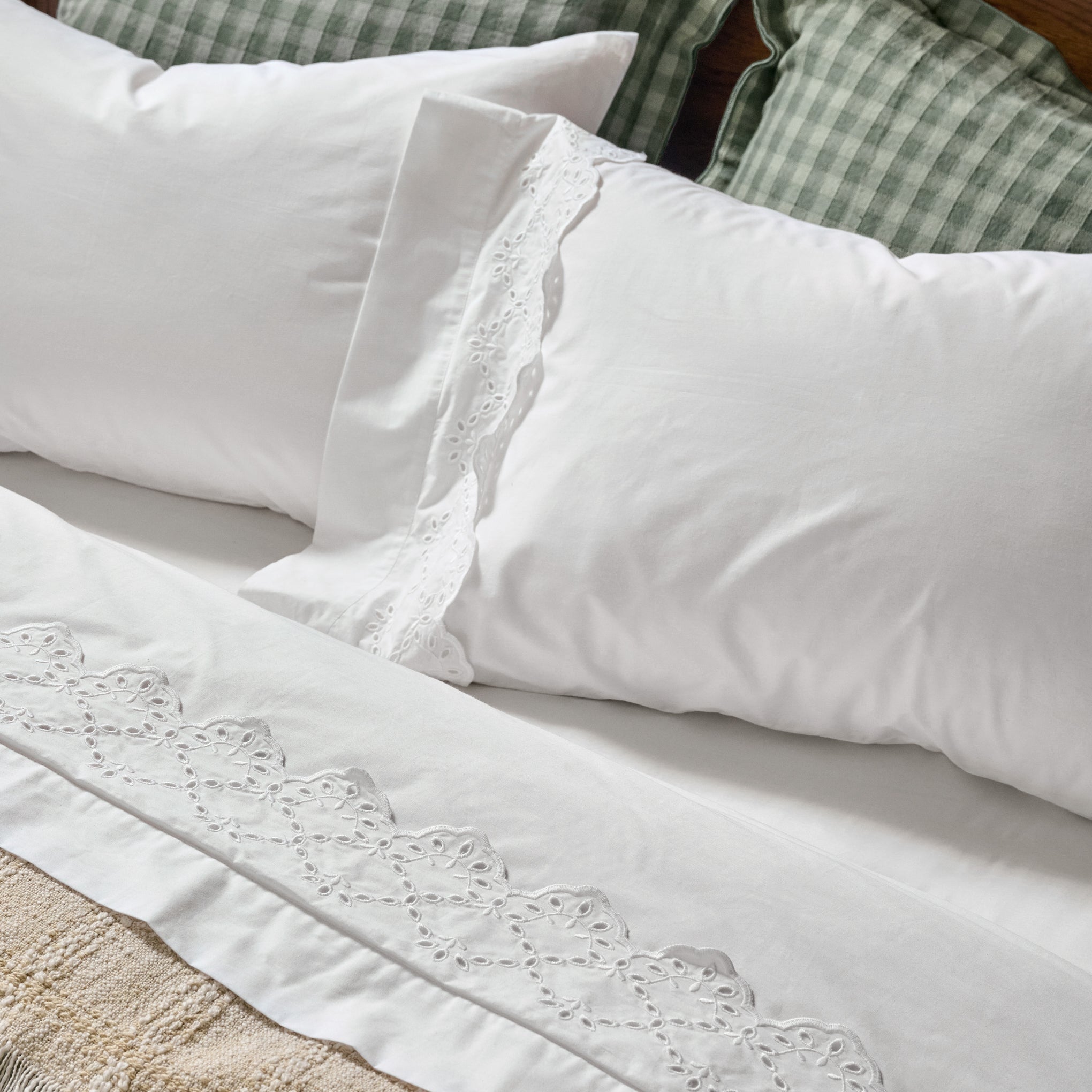 Eyelet Scallop Edge Sheet Set