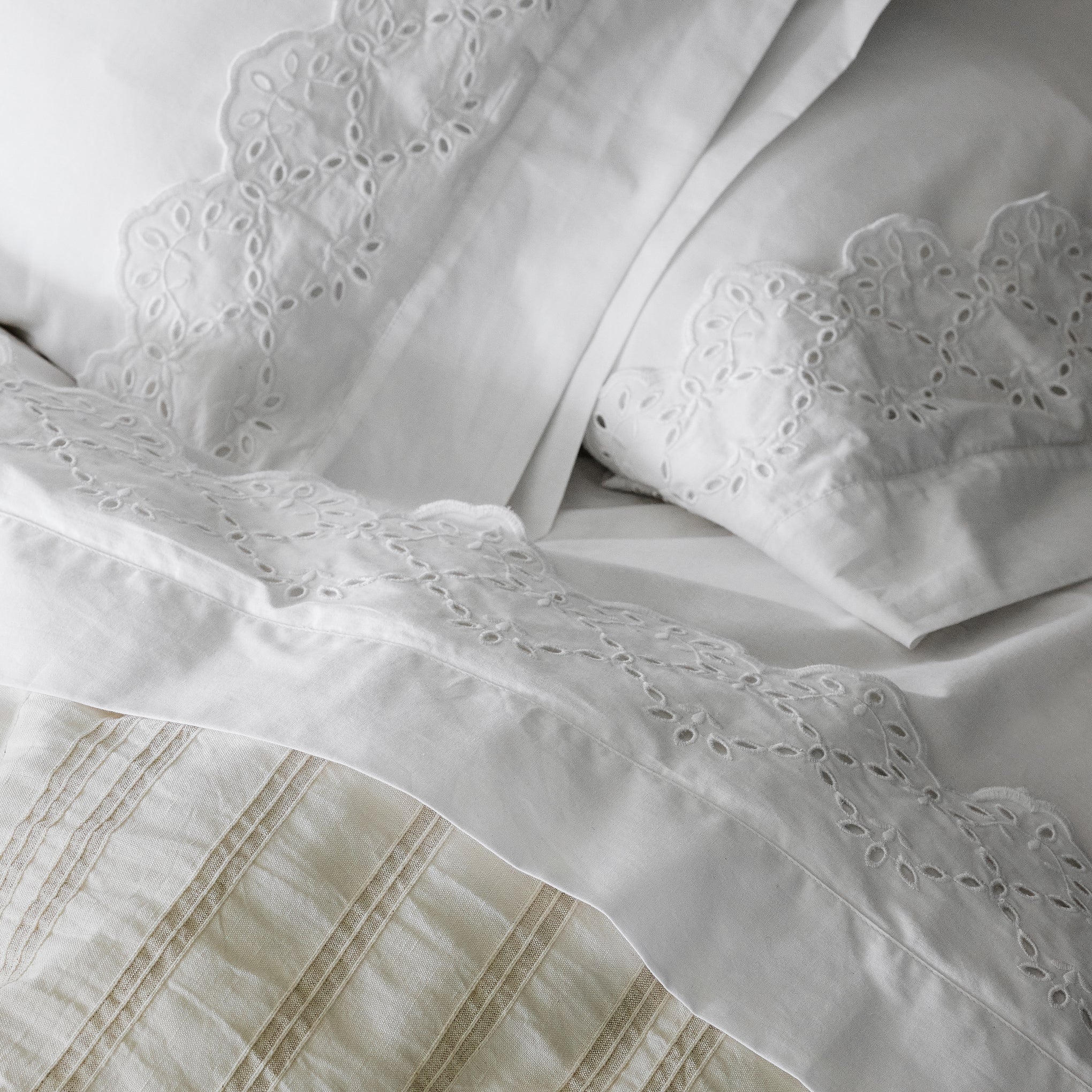 Eyelet Scallop Edge Sheet Set