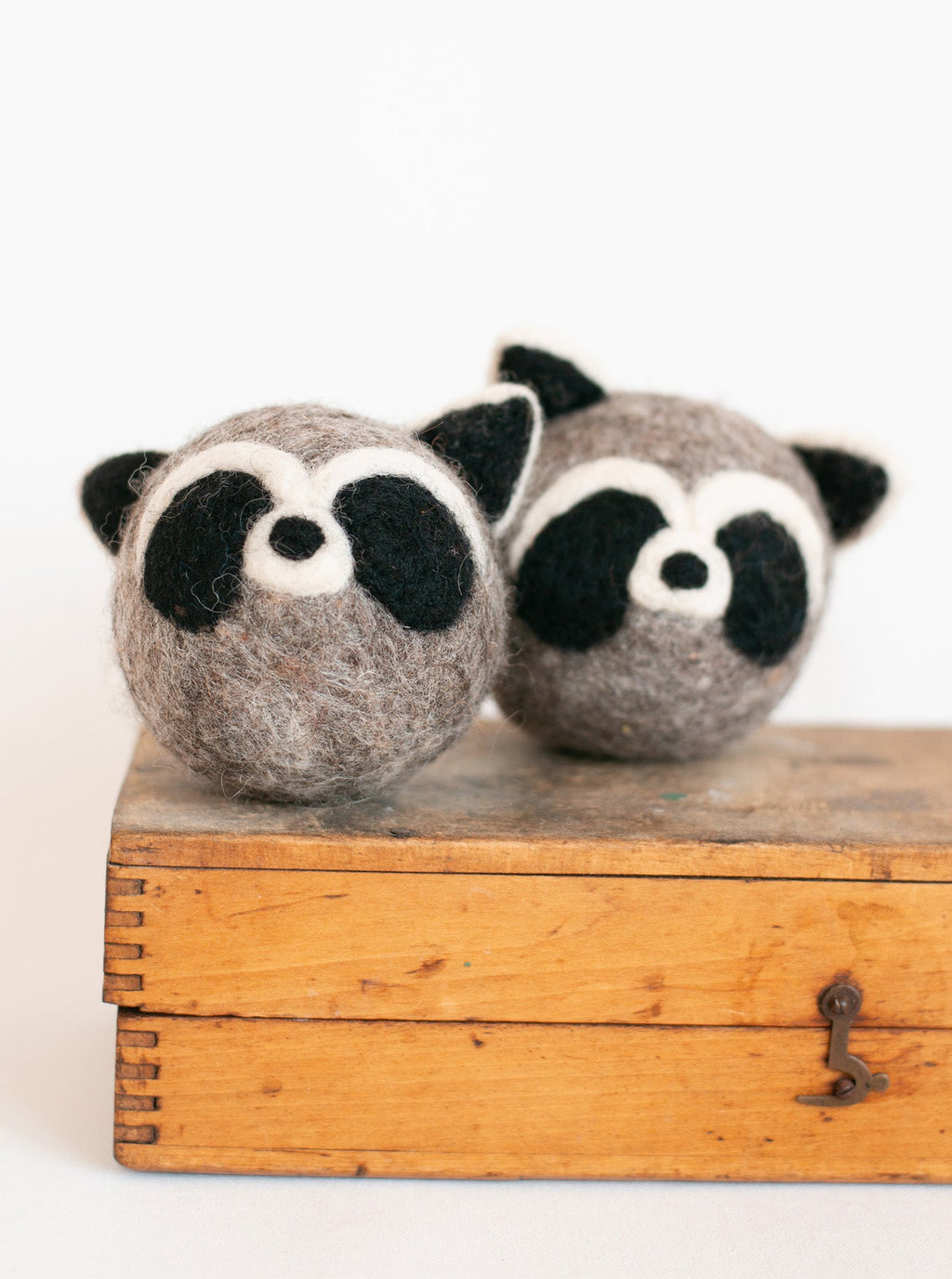 RACCOON WOOL BALL