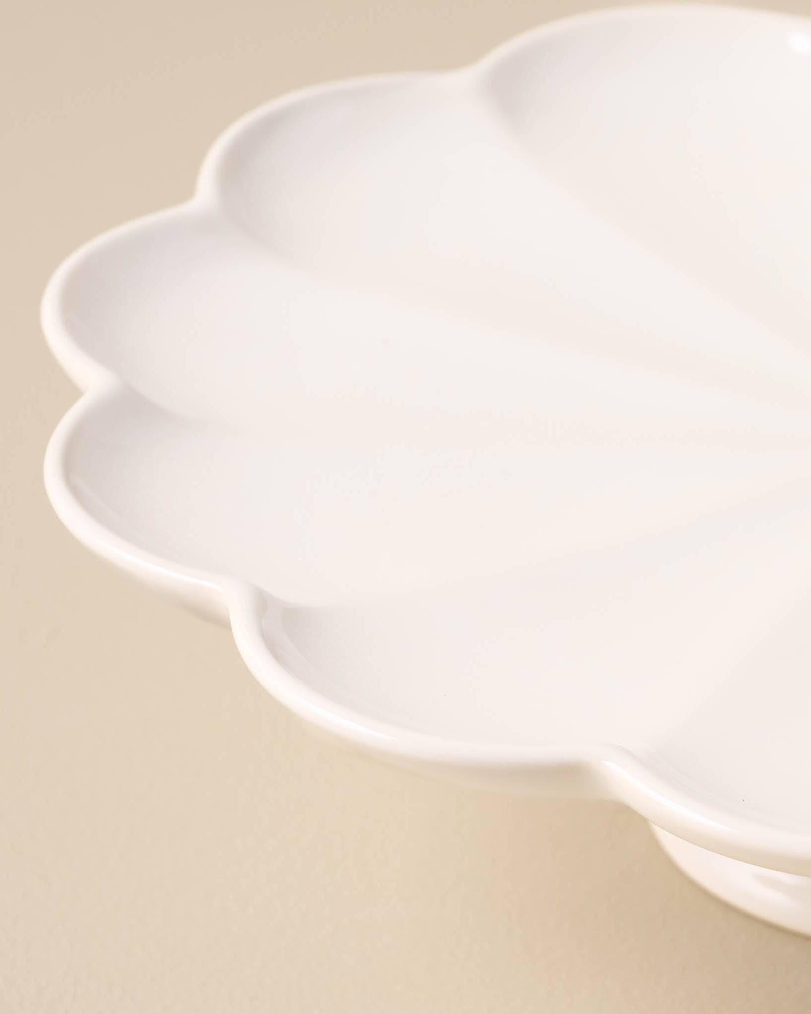 Cream Scalloped Cake Stand