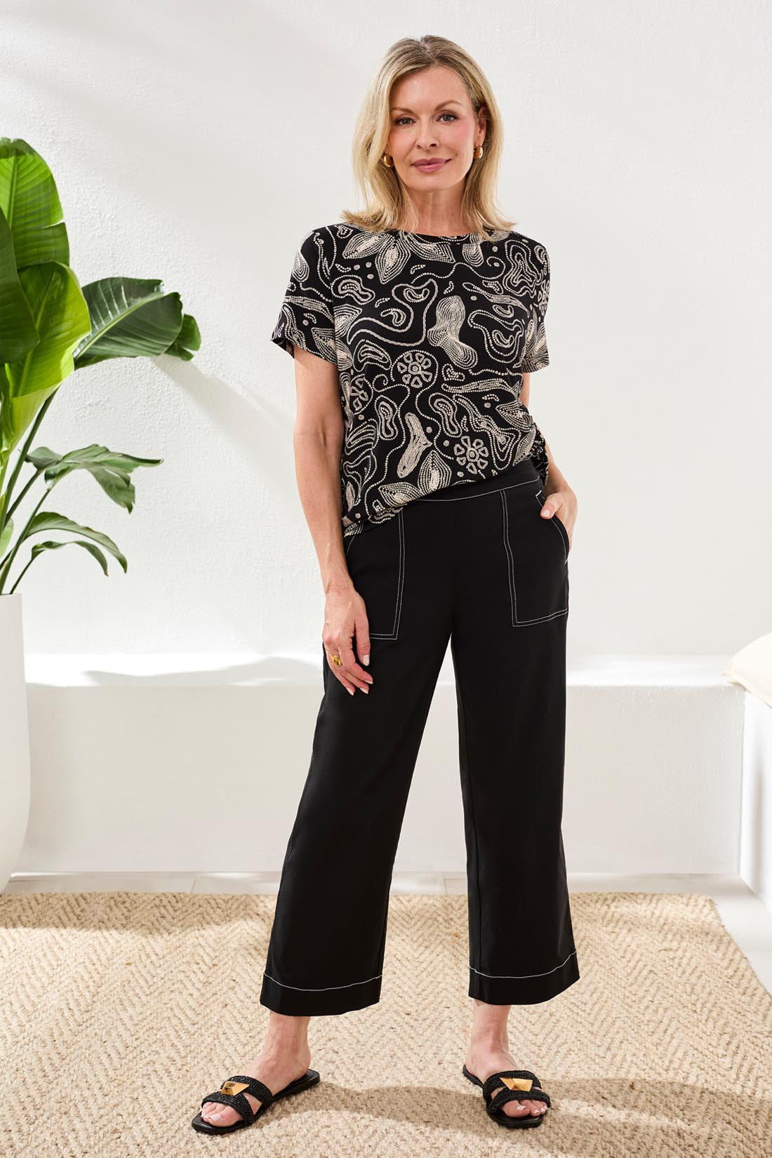 Signature Stretch Twill High‑Rise Wide‑Leg Capri Pants-Black