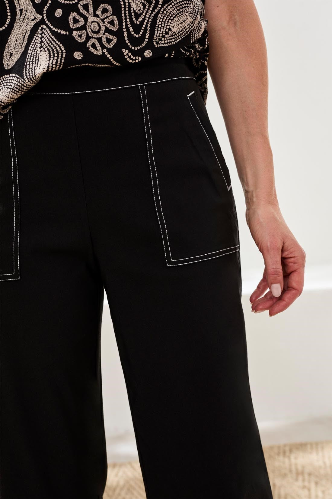 Signature Stretch Twill High‑Rise Wide‑Leg Capri Pants-Black